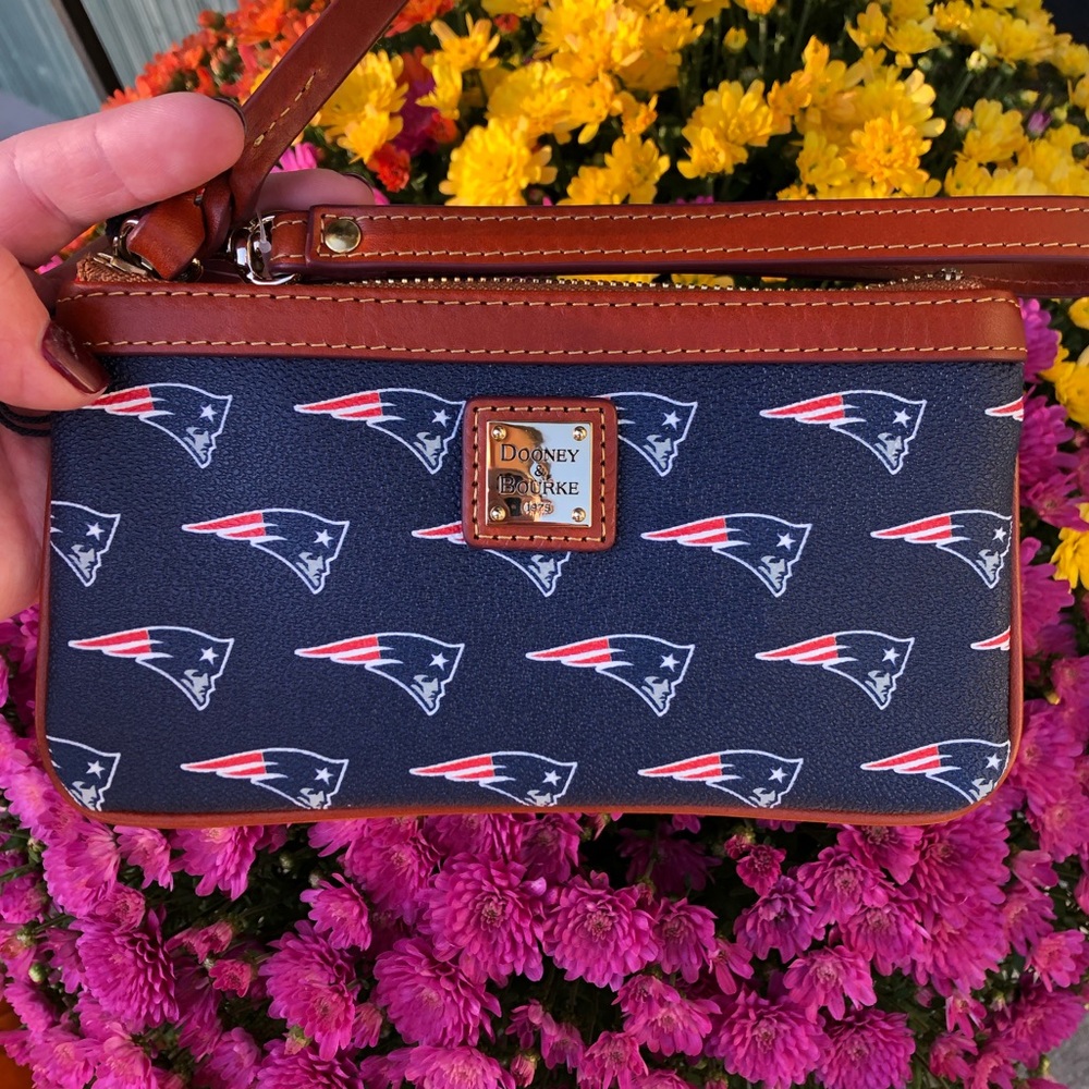 Dooney & Bourke NFL Patriots Wristlet 🏈